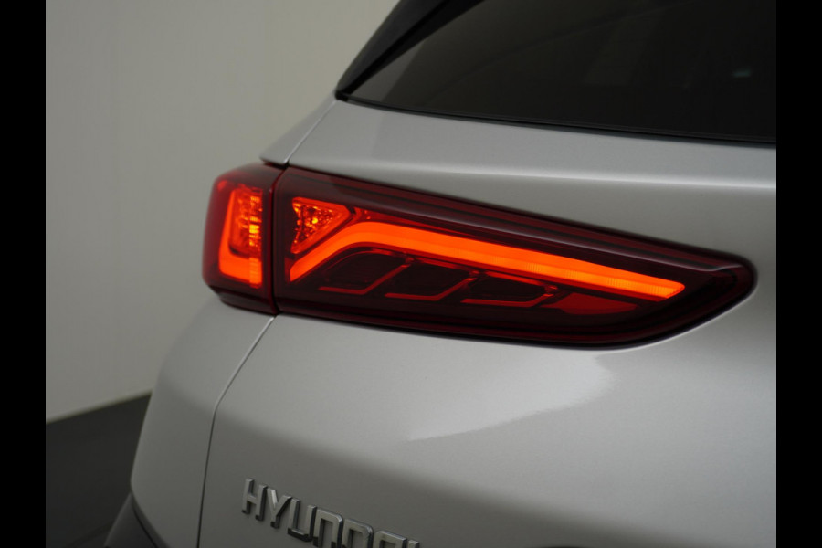 Hyundai Kona EV Premium 64 kWh VAN: 22.900,- VOOR: 18.877,- UW HERFSTVOORDEEL: 4.023,- 3-FASE LADER | ORIGINEEL NL AUTO MET NAP | SCHUIFDAK | LEDER | STOELVERWARMING & VERKOELING | HEAD-UP DISPLAY | AFN.TREKHAAK | RIJKLAAR MET 12 MAANDEN BOVAG GARANTIE!