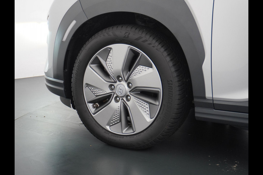 Hyundai Kona EV Premium 64 kWh VAN: 22.900,- VOOR: 18.877,- UW HERFSTVOORDEEL: 4.023,- 3-FASE LADER | ORIGINEEL NL AUTO MET NAP | SCHUIFDAK | LEDER | STOELVERWARMING & VERKOELING | HEAD-UP DISPLAY | AFN.TREKHAAK | RIJKLAAR MET 12 MAANDEN BOVAG GARANTIE!