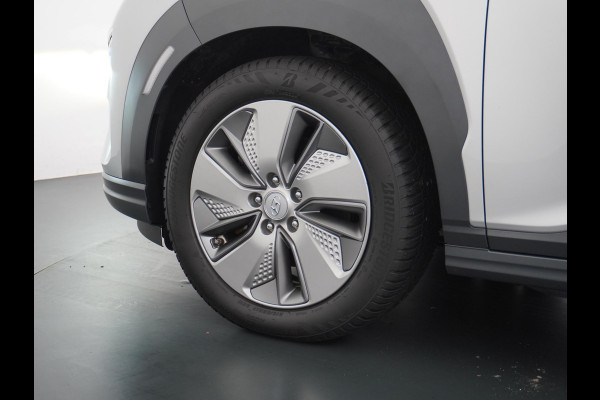 Hyundai Kona EV Premium 64 kWh VAN: 22.900,- VOOR: 18.877,- UW HERFSTVOORDEEL: 4.023,- 3-FASE LADER | ORIGINEEL NL AUTO MET NAP | SCHUIFDAK | LEDER | STOELVERWARMING & VERKOELING | HEAD-UP DISPLAY | AFN.TREKHAAK | RIJKLAAR MET 12 MAANDEN BOVAG GARANTIE!