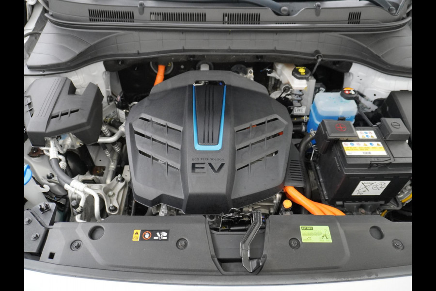 Hyundai Kona EV Premium 64 kWh VAN: 22.900,- VOOR: 18.877,- UW HERFSTVOORDEEL: 4.023,- 3-FASE LADER | ORIGINEEL NL AUTO MET NAP | SCHUIFDAK | LEDER | STOELVERWARMING & VERKOELING | HEAD-UP DISPLAY | AFN.TREKHAAK | RIJKLAAR MET 12 MAANDEN BOVAG GARANTIE!