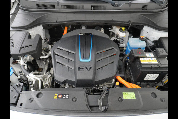 Hyundai Kona EV Premium 64 kWh VAN: 22.900,- VOOR: 18.877,- UW HERFSTVOORDEEL: 4.023,- 3-FASE LADER | ORIGINEEL NL AUTO MET NAP | SCHUIFDAK | LEDER | STOELVERWARMING & VERKOELING | HEAD-UP DISPLAY | AFN.TREKHAAK | RIJKLAAR MET 12 MAANDEN BOVAG GARANTIE!