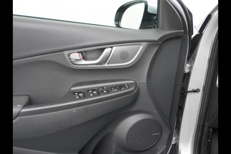 Hyundai Kona EV Premium 64 kWh VAN: 22.900,- VOOR: 18.877,- UW HERFSTVOORDEEL: 4.023,- 3-FASE LADER | ORIGINEEL NL AUTO MET NAP | SCHUIFDAK | LEDER | STOELVERWARMING & VERKOELING | HEAD-UP DISPLAY | AFN.TREKHAAK | RIJKLAAR MET 12 MAANDEN BOVAG GARANTIE!