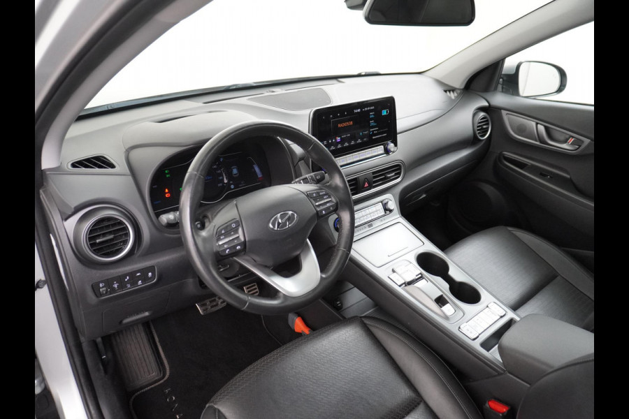 Hyundai Kona EV Premium 64 kWh VAN: 22.900,- VOOR: 18.877,- UW HERFSTVOORDEEL: 4.023,- 3-FASE LADER | ORIGINEEL NL AUTO MET NAP | SCHUIFDAK | LEDER | STOELVERWARMING & VERKOELING | HEAD-UP DISPLAY | AFN.TREKHAAK | RIJKLAAR MET 12 MAANDEN BOVAG GARANTIE!