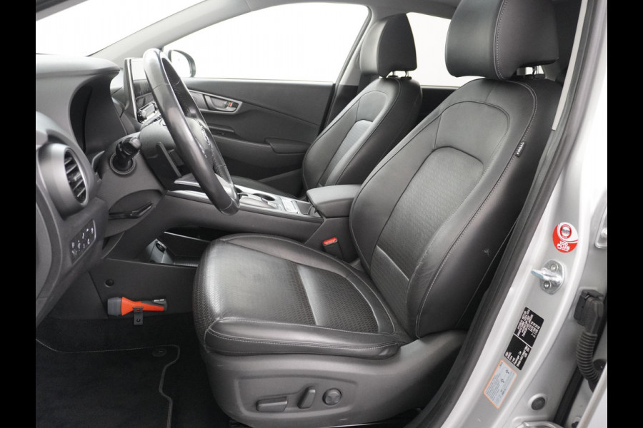 Hyundai Kona EV Premium 64 kWh VAN: 22.900,- VOOR: 18.877,- UW HERFSTVOORDEEL: 4.023,- 3-FASE LADER | ORIGINEEL NL AUTO MET NAP | SCHUIFDAK | LEDER | STOELVERWARMING & VERKOELING | HEAD-UP DISPLAY | AFN.TREKHAAK | RIJKLAAR MET 12 MAANDEN BOVAG GARANTIE!