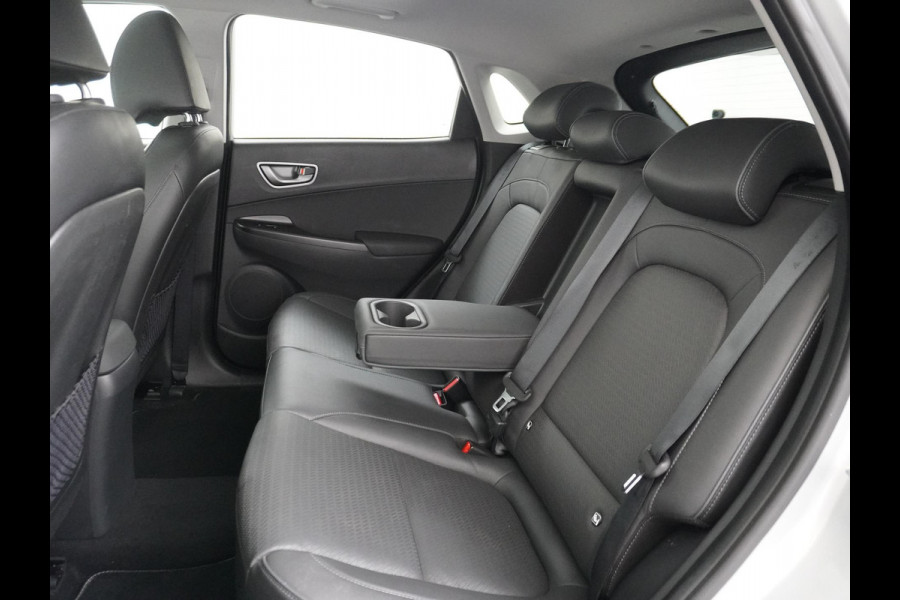 Hyundai Kona EV Premium 64 kWh VAN: 22.900,- VOOR: 18.877,- UW HERFSTVOORDEEL: 4.023,- 3-FASE LADER | ORIGINEEL NL AUTO MET NAP | SCHUIFDAK | LEDER | STOELVERWARMING & VERKOELING | HEAD-UP DISPLAY | AFN.TREKHAAK | RIJKLAAR MET 12 MAANDEN BOVAG GARANTIE!