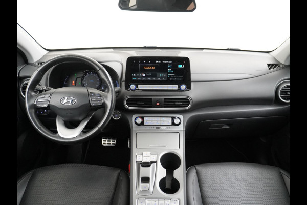 Hyundai Kona EV Premium 64 kWh VAN: 22.900,- VOOR: 18.877,- UW HERFSTVOORDEEL: 4.023,- 3-FASE LADER | ORIGINEEL NL AUTO MET NAP | SCHUIFDAK | LEDER | STOELVERWARMING & VERKOELING | HEAD-UP DISPLAY | AFN.TREKHAAK | RIJKLAAR MET 12 MAANDEN BOVAG GARANTIE!