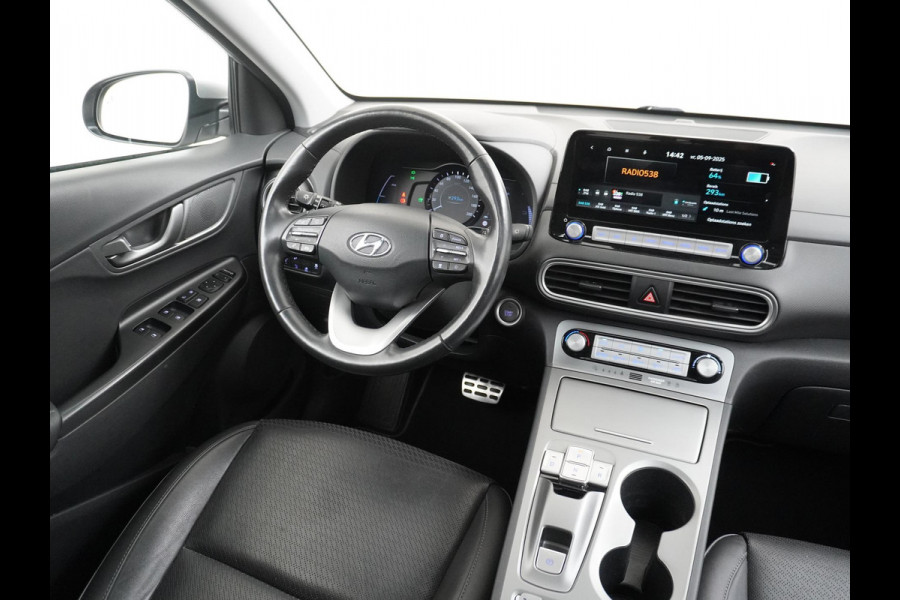 Hyundai Kona EV Premium 64 kWh VAN: 22.900,- VOOR: 18.877,- UW HERFSTVOORDEEL: 4.023,- 3-FASE LADER | ORIGINEEL NL AUTO MET NAP | SCHUIFDAK | LEDER | STOELVERWARMING & VERKOELING | HEAD-UP DISPLAY | AFN.TREKHAAK | RIJKLAAR MET 12 MAANDEN BOVAG GARANTIE!
