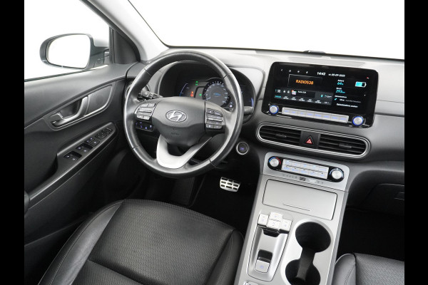Hyundai Kona EV Premium 64 kWh VAN: 22.900,- VOOR: 18.877,- UW HERFSTVOORDEEL: 4.023,- 3-FASE LADER | ORIGINEEL NL AUTO MET NAP | SCHUIFDAK | LEDER | STOELVERWARMING & VERKOELING | HEAD-UP DISPLAY | AFN.TREKHAAK | RIJKLAAR MET 12 MAANDEN BOVAG GARANTIE!