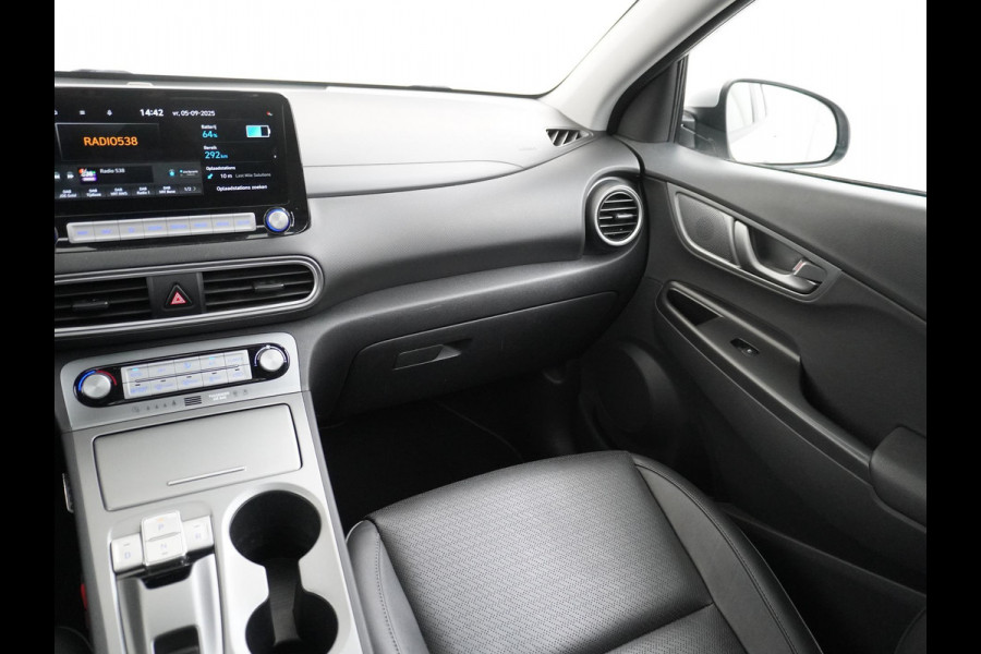 Hyundai Kona EV Premium 64 kWh VAN: 22.900,- VOOR: 18.877,- UW HERFSTVOORDEEL: 4.023,- 3-FASE LADER | ORIGINEEL NL AUTO MET NAP | SCHUIFDAK | LEDER | STOELVERWARMING & VERKOELING | HEAD-UP DISPLAY | AFN.TREKHAAK | RIJKLAAR MET 12 MAANDEN BOVAG GARANTIE!