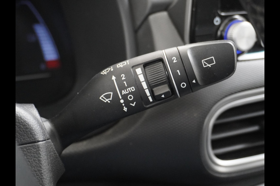 Hyundai Kona EV Premium 64 kWh VAN: 22.900,- VOOR: 18.877,- UW HERFSTVOORDEEL: 4.023,- 3-FASE LADER | ORIGINEEL NL AUTO MET NAP | SCHUIFDAK | LEDER | STOELVERWARMING & VERKOELING | HEAD-UP DISPLAY | AFN.TREKHAAK | RIJKLAAR MET 12 MAANDEN BOVAG GARANTIE!