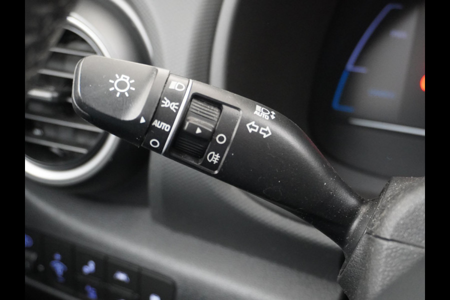 Hyundai Kona EV Premium 64 kWh VAN: 22.900,- VOOR: 18.877,- UW HERFSTVOORDEEL: 4.023,- 3-FASE LADER | ORIGINEEL NL AUTO MET NAP | SCHUIFDAK | LEDER | STOELVERWARMING & VERKOELING | HEAD-UP DISPLAY | AFN.TREKHAAK | RIJKLAAR MET 12 MAANDEN BOVAG GARANTIE!