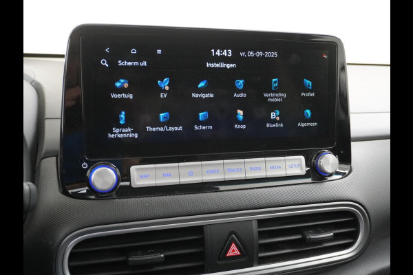 Hyundai Kona EV Premium 64 kWh VAN: 22.900,- VOOR: 18.877,- UW HERFSTVOORDEEL: 4.023,- 3-FASE LADER | ORIGINEEL NL AUTO MET NAP | SCHUIFDAK | LEDER | STOELVERWARMING & VERKOELING | HEAD-UP DISPLAY | AFN.TREKHAAK | RIJKLAAR MET 12 MAANDEN BOVAG GARANTIE!