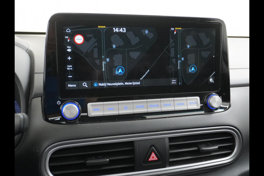 Hyundai Kona EV Premium 64 kWh VAN: 22.900,- VOOR: 18.877,- UW HERFSTVOORDEEL: 4.023,- 3-FASE LADER | ORIGINEEL NL AUTO MET NAP | SCHUIFDAK | LEDER | STOELVERWARMING & VERKOELING | HEAD-UP DISPLAY | AFN.TREKHAAK | RIJKLAAR MET 12 MAANDEN BOVAG GARANTIE!