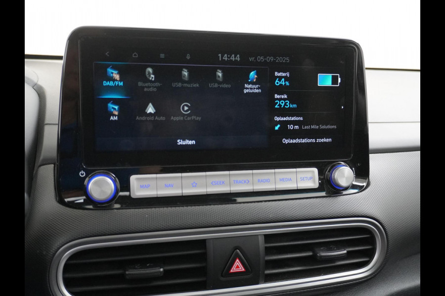 Hyundai Kona EV Premium 64 kWh VAN: 22.900,- VOOR: 18.877,- UW HERFSTVOORDEEL: 4.023,- 3-FASE LADER | ORIGINEEL NL AUTO MET NAP | SCHUIFDAK | LEDER | STOELVERWARMING & VERKOELING | HEAD-UP DISPLAY | AFN.TREKHAAK | RIJKLAAR MET 12 MAANDEN BOVAG GARANTIE!