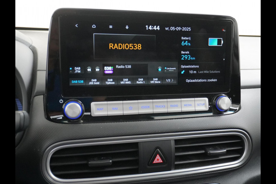 Hyundai Kona EV Premium 64 kWh VAN: 22.900,- VOOR: 18.877,- UW HERFSTVOORDEEL: 4.023,- 3-FASE LADER | ORIGINEEL NL AUTO MET NAP | SCHUIFDAK | LEDER | STOELVERWARMING & VERKOELING | HEAD-UP DISPLAY | AFN.TREKHAAK | RIJKLAAR MET 12 MAANDEN BOVAG GARANTIE!