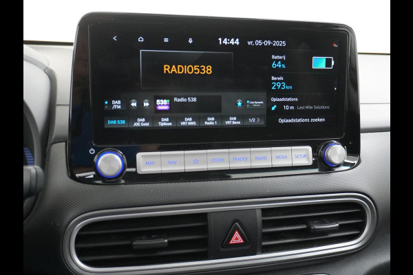 Hyundai Kona EV Premium 64 kWh VAN: 22.900,- VOOR: 18.877,- UW HERFSTVOORDEEL: 4.023,- 3-FASE LADER | ORIGINEEL NL AUTO MET NAP | SCHUIFDAK | LEDER | STOELVERWARMING & VERKOELING | HEAD-UP DISPLAY | AFN.TREKHAAK | RIJKLAAR MET 12 MAANDEN BOVAG GARANTIE!