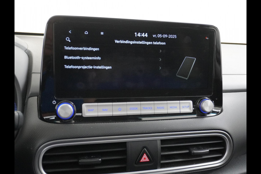 Hyundai Kona EV Premium 64 kWh VAN: 22.900,- VOOR: 18.877,- UW HERFSTVOORDEEL: 4.023,- 3-FASE LADER | ORIGINEEL NL AUTO MET NAP | SCHUIFDAK | LEDER | STOELVERWARMING & VERKOELING | HEAD-UP DISPLAY | AFN.TREKHAAK | RIJKLAAR MET 12 MAANDEN BOVAG GARANTIE!