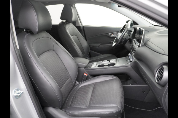 Hyundai Kona EV Premium 64 kWh VAN: 22.900,- VOOR: 18.877,- UW HERFSTVOORDEEL: 4.023,- 3-FASE LADER | ORIGINEEL NL AUTO MET NAP | SCHUIFDAK | LEDER | STOELVERWARMING & VERKOELING | HEAD-UP DISPLAY | AFN.TREKHAAK | RIJKLAAR MET 12 MAANDEN BOVAG GARANTIE!