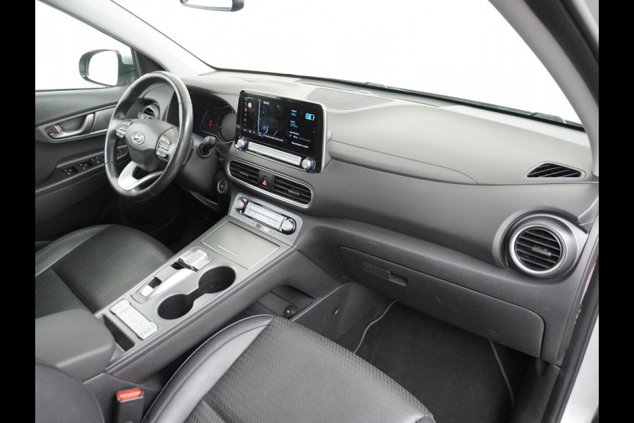 Hyundai Kona EV Premium 64 kWh VAN: 22.900,- VOOR: 18.877,- UW HERFSTVOORDEEL: 4.023,- 3-FASE LADER | ORIGINEEL NL AUTO MET NAP | SCHUIFDAK | LEDER | STOELVERWARMING & VERKOELING | HEAD-UP DISPLAY | AFN.TREKHAAK | RIJKLAAR MET 12 MAANDEN BOVAG GARANTIE!