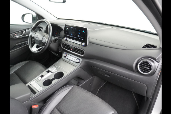 Hyundai Kona EV Premium 64 kWh VAN: 22.900,- VOOR: 18.877,- UW HERFSTVOORDEEL: 4.023,- 3-FASE LADER | ORIGINEEL NL AUTO MET NAP | SCHUIFDAK | LEDER | STOELVERWARMING & VERKOELING | HEAD-UP DISPLAY | AFN.TREKHAAK | RIJKLAAR MET 12 MAANDEN BOVAG GARANTIE!