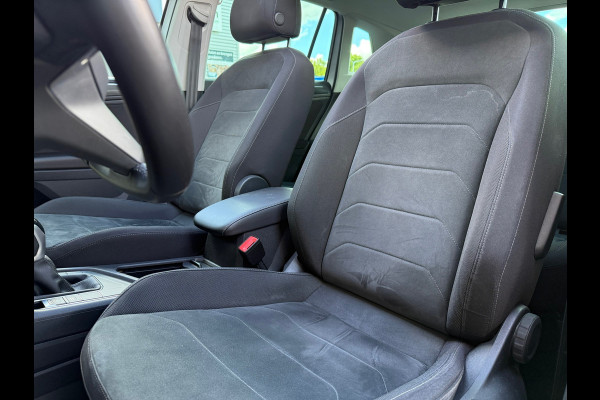 Volkswagen Tiguan 1.4 TSI eHybrid Business+ - Automaat - Panodak - Trekhaak - Camera