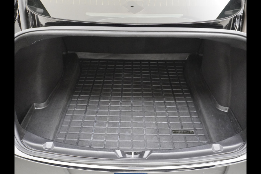 Tesla Model 3 RWD SR+ 60kWh 325PK Lmv 19" AutoPilot Leder PanoDak Adaptive-Cruise Lmv Camera's Elektr.-Stuur+Stoelen+Spiegels+Geheugen+Easy-En Navi LED Comfortstoelen ACC DAB Voorverwarmen interieur via App Keyless via Telefoonsleutel One-Pedal-Drive Origineel Nederlandse auto tot 11kw laden thuis! 1.584kg licht!