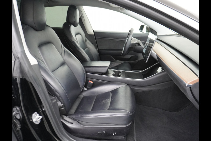 Tesla Model 3 RWD SR+ 60kWh 325PK Lmv 19" AutoPilot Leder PanoDak Adaptive-Cruise Lmv Camera's Elektr.-Stuur+Stoelen+Spiegels+Geheugen+Easy-En Navi LED Comfortstoelen ACC DAB Voorverwarmen interieur via App Keyless via Telefoonsleutel One-Pedal-Drive Origineel Nederlandse auto tot 11kw laden thuis! 1.584kg licht!