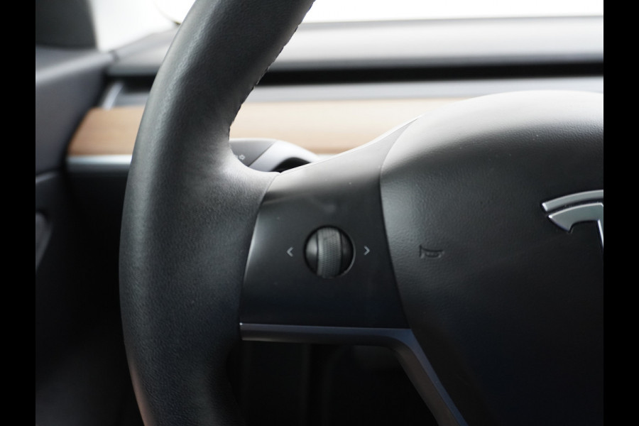 Tesla Model 3 RWD SR+ 60kWh 325PK Lmv 19" AutoPilot Leder PanoDak Adaptive-Cruise Lmv Camera's Elektr.-Stuur+Stoelen+Spiegels+Geheugen+Easy-En Navi LED Comfortstoelen ACC DAB Voorverwarmen interieur via App Keyless via Telefoonsleutel One-Pedal-Drive Origineel Nederlandse auto tot 11kw laden thuis! 1.584kg licht!