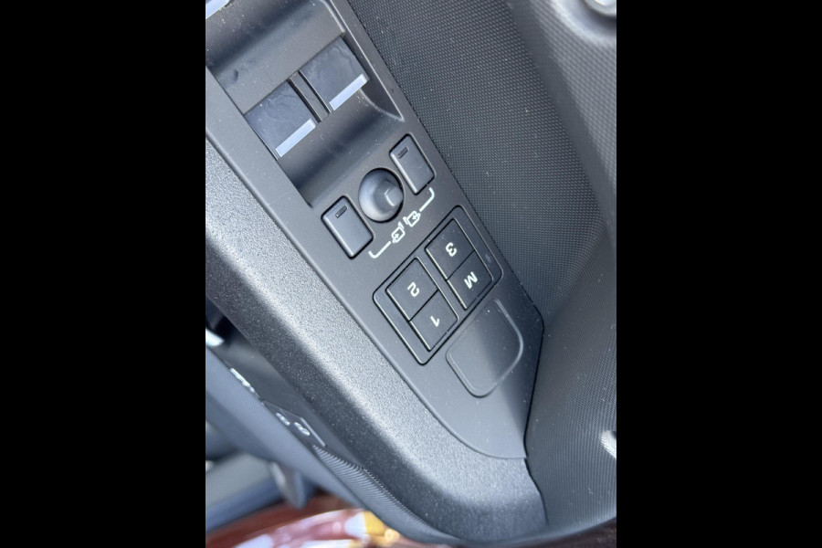 Land Rover Defender 110 P300e 110 Sedona Edition