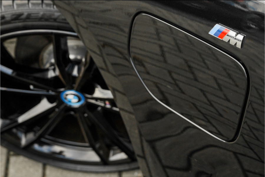 BMW 3 Serie Touring 330e xDrive M-Sport Memory Sfeerverlichting CarPlay 19"
