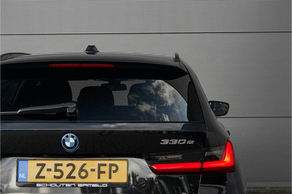 BMW 3 Serie Touring 330e xDrive M-Sport Memory Sfeerverlichting CarPlay 19"