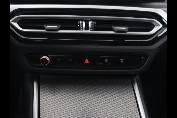 BMW 3-serie 330e M Sport | Leder | Trekhaak | Stoel & stuurverwarming | Carplay | Sportstoelen | Navigatie | Full LED | Park Assist | Live Cockpit | PHEV | Plug In