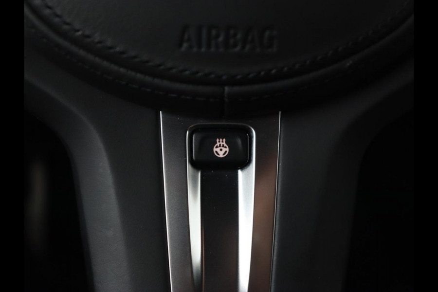 BMW 3-serie 330e M Sport | Leder | Trekhaak | Stoel & stuurverwarming | Carplay | Sportstoelen | Navigatie | Full LED | Park Assist | Live Cockpit | PHEV | Plug In
