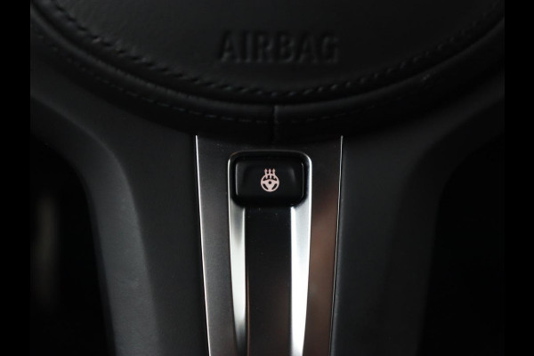 BMW 3-serie 330e M Sport | Leder | Trekhaak | Stoel & stuurverwarming | Carplay | Sportstoelen | Navigatie | Full LED | Park Assist | Live Cockpit | PHEV | Plug In