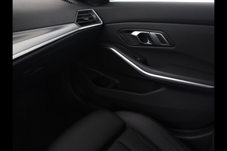 BMW 3-serie 330e M Sport | Leder | Trekhaak | Stoel & stuurverwarming | Carplay | Sportstoelen | Navigatie | Full LED | Park Assist | Live Cockpit | PHEV | Plug In