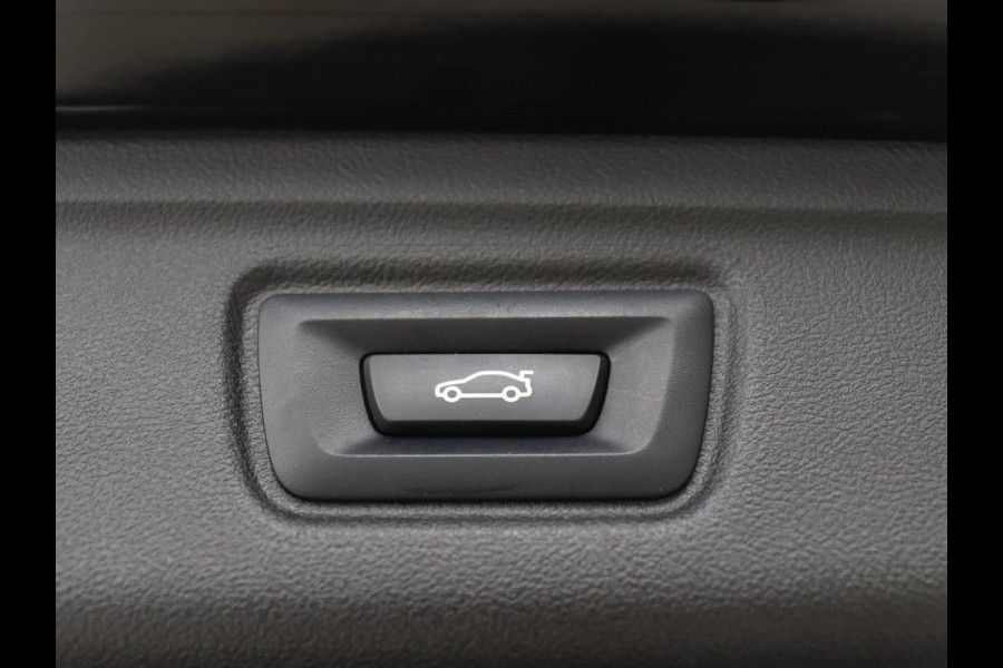 BMW 3-serie 330e M Sport | Leder | Trekhaak | Stoel & stuurverwarming | Carplay | Sportstoelen | Navigatie | Full LED | Park Assist | Live Cockpit | PHEV | Plug In
