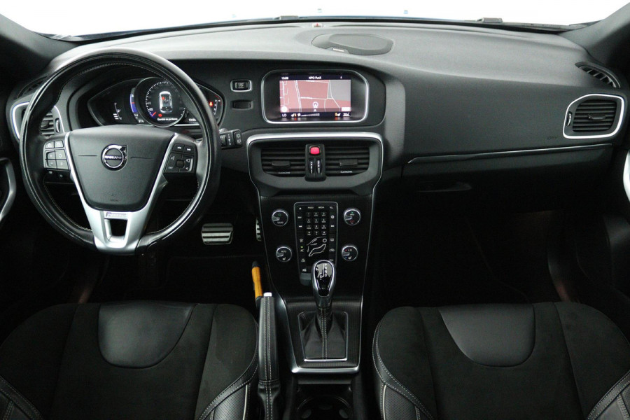 Volvo V40 1.5 T3 Polar+ Sport (STOELVERWARING, ACHTERUITRIJCAMERA, CRUISE CONTROL, PARKEERSENSOREN, NAVIGATIE, NL-AUTO)