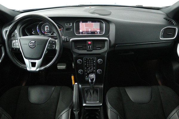 Volvo V40 1.5 T3 Polar+ Sport (STOELVERWARING, ACHTERUITRIJCAMERA, CRUISE CONTROL, PARKEERSENSOREN, NAVIGATIE, NL-AUTO)
