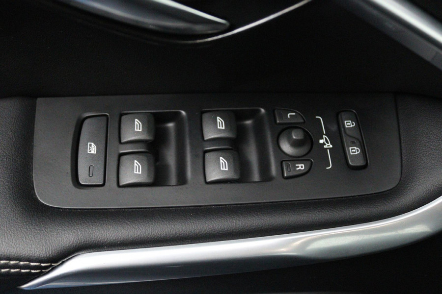 Volvo V40 1.5 T3 Polar+ Sport (STOELVERWARING, ACHTERUITRIJCAMERA, CRUISE CONTROL, PARKEERSENSOREN, NAVIGATIE, NL-AUTO)