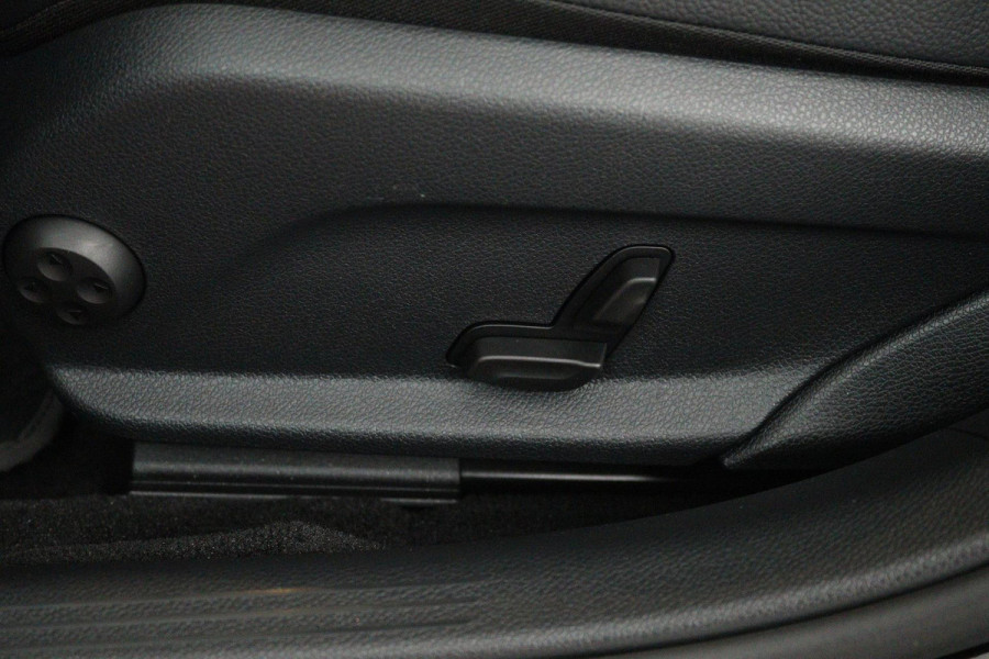 Mercedes-Benz C-Klasse 200 Premium Plus Pack (SFEERVERLICHTING, STOELVERWARMING, ACHTERUITRIJCAMERA, ELEKTR STOELEN, NL-AUTO)