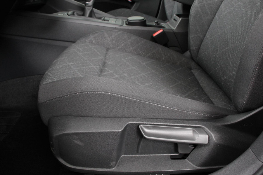 Volkswagen Golf 1.5 TSI 130pk Life Navigatie Climate control Camera Led Parkeer sensoren Virtuel Cockpit Stoel en Stuur verwarming