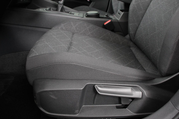 Volkswagen Golf 1.5 TSI 130pk Life Navigatie Climate control Camera Led Parkeer sensoren Virtuel Cockpit Stoel en Stuur verwarming