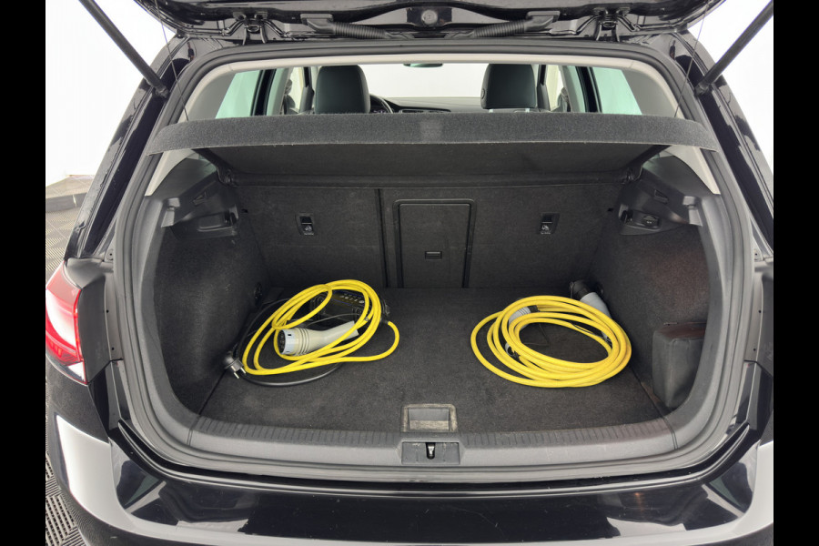 Volkswagen e-Golf E-DITION (INCL-BTW) Aut.*HEAT-PUMP | LUXURY-LEATHER | FULL-LED | DIGI-COCKPIT | NAVI-FULLMAP | HEATED-SPORTSEATS | CAMERA | DAB+ | AMBIENT-LIGHT | PRIVACY-GLASS | CCS-FASTLOADER | 16''ALU*