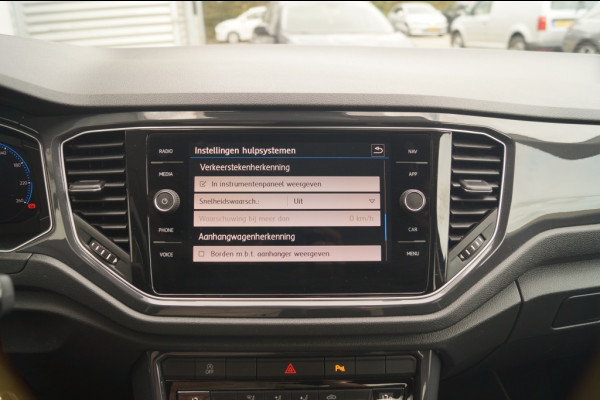 Volkswagen T-Roc 1.5 TSI 150pk Sport -PANO-DIGI-LED-ECC-PDC-