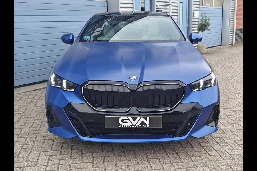 BMW 5 Serie 520i Sedan G60 Automaat | BMW Individual | M Sport Pro | 2025 | Panoramadak | Harman Kardon | Frozen Portimao Blau