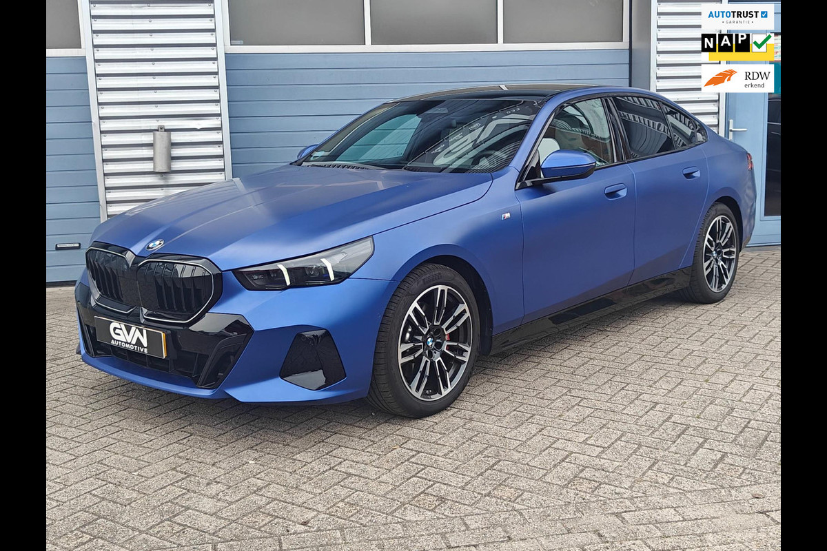 BMW 5 Serie 520i Sedan G60 Automaat | BMW Individual | M Sport Pro | 2025 | Panoramadak | Harman Kardon | Frozen Portimao Blau BMW 5 Serie 520i Sedan G60 Automaat | BMW Individual | M Sport Pro | 2025 | Panoramadak | Harman Kardon | Frozen Portimao Blau