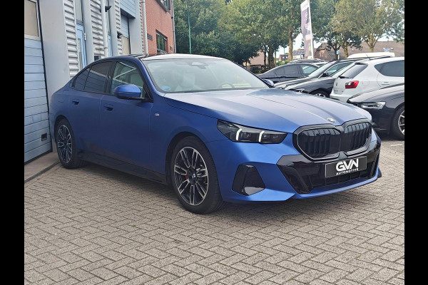 BMW 5 Serie 520i Sedan G60 Automaat | BMW Individual | M Sport Pro | 2025 | Panoramadak | Harman Kardon | Frozen Portimao Blau