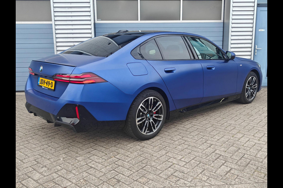 BMW 5 Serie 520i Sedan G60 Automaat | BMW Individual | M Sport Pro | 2025 | Panoramadak | Harman Kardon | Frozen Portimao Blau