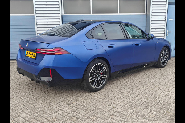 BMW 5 Serie 520i Sedan G60 Automaat | BMW Individual | M Sport Pro | 2025 | Panoramadak | Harman Kardon | Frozen Portimao Blau