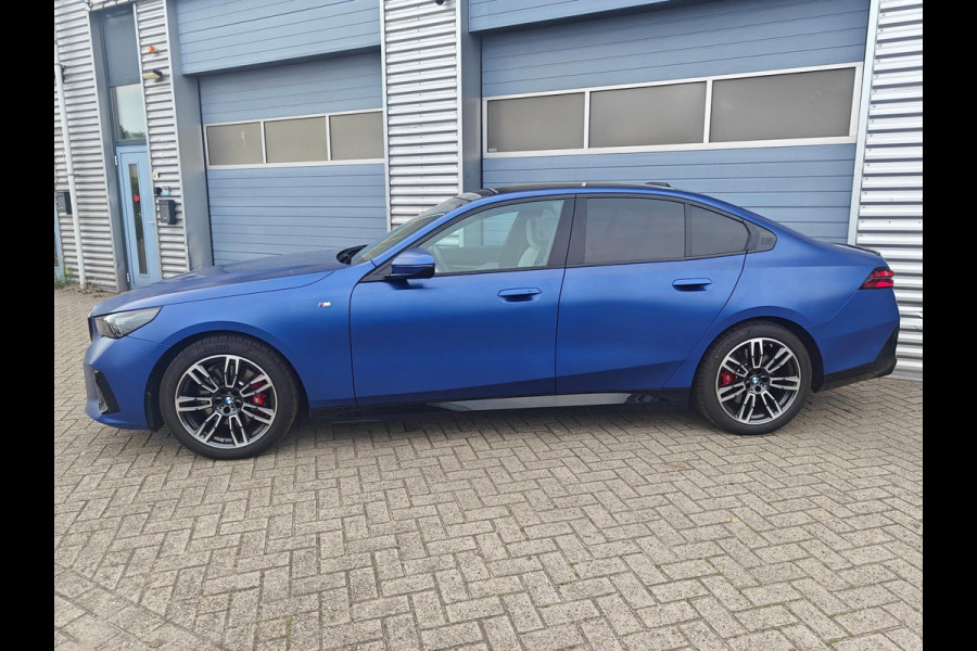 BMW 5 Serie 520i Sedan G60 Automaat | BMW Individual | M Sport Pro | 2025 | Panoramadak | Harman Kardon | Frozen Portimao Blau